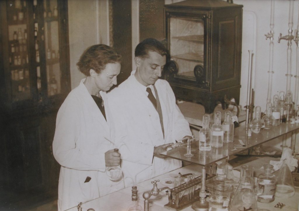 Bibliophilie et Sciences: quelques ouvrages des Joliot-Curie autour de la radioactivité artificielle,