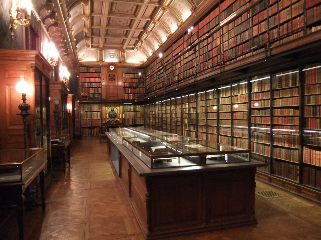 La bibliothèque du château de Chantilly répond avec élégance à l’exposition “Gaston Fébus prince Soleil » du Musée de Cluny