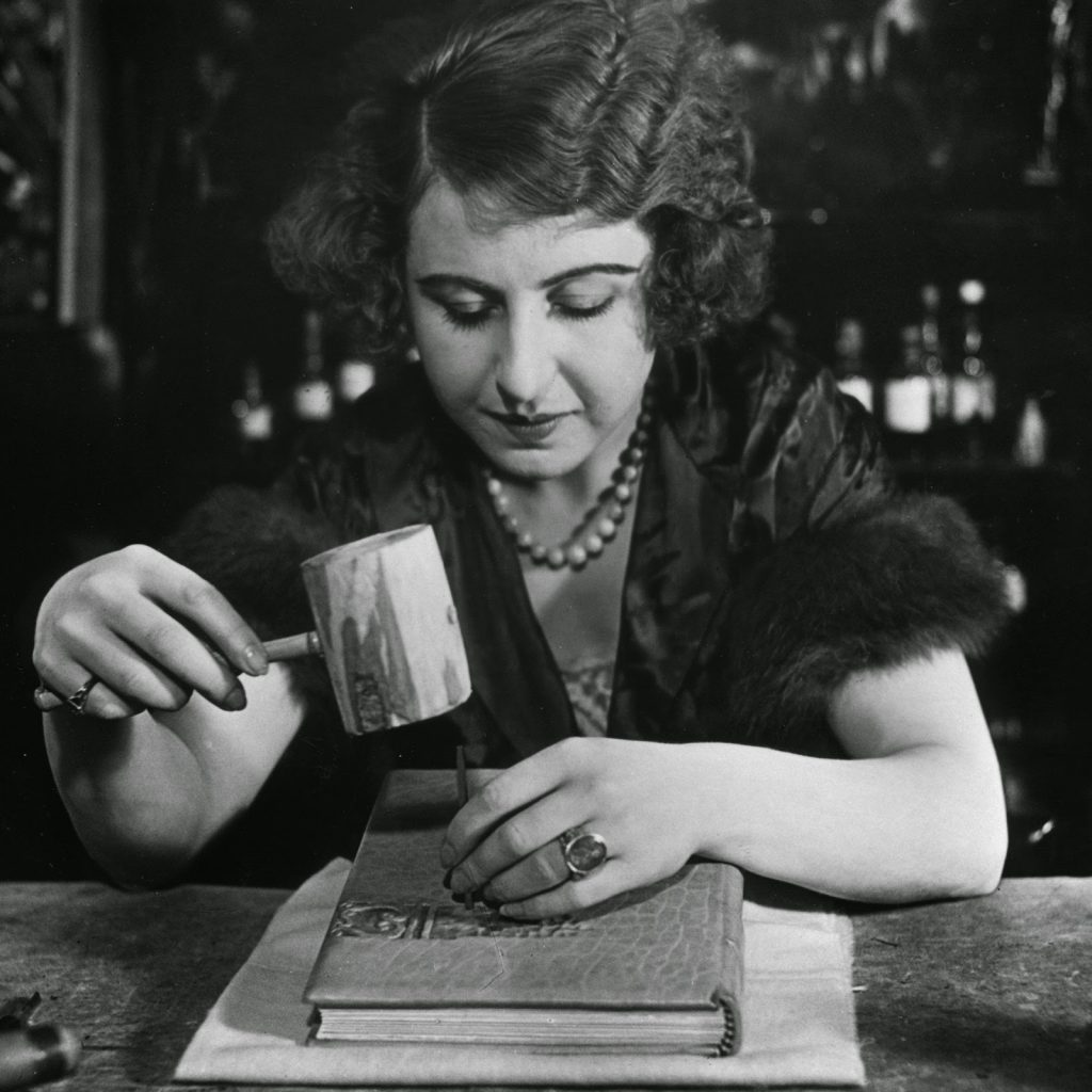 Portrait de relieure: Anita Cara Conti, relieure, océanographe et aventurière