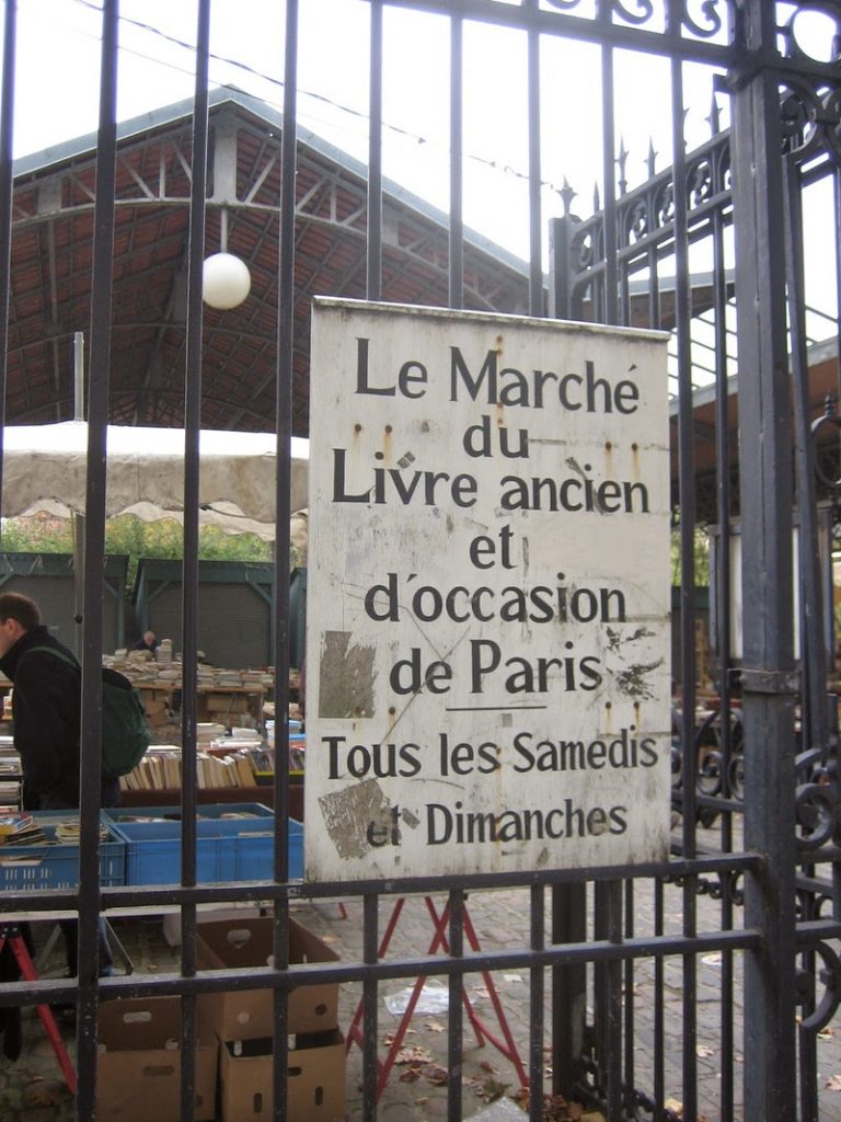 Plaisirs secrets, braconnage matutinal, corps qui se frôlent. C'est l'aube au marché Georges Brassens…