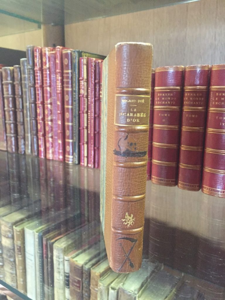 Une histoire inédite de Poe: scarabée d'or et reliure en peau humaine.