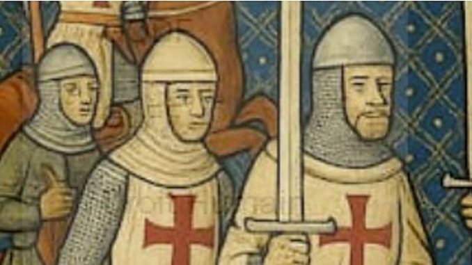 Deux chevaliers du Temple en cotte de mailles et surcot blanc à croix rouge (enluminure médiévale)