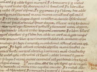Page de manuscrit latin du début du XIIe siècle, écriture caroline sur une colonne, rubriques rouges en marge : le chapitre des signes de la main pour demander les livres au scriptorium.
